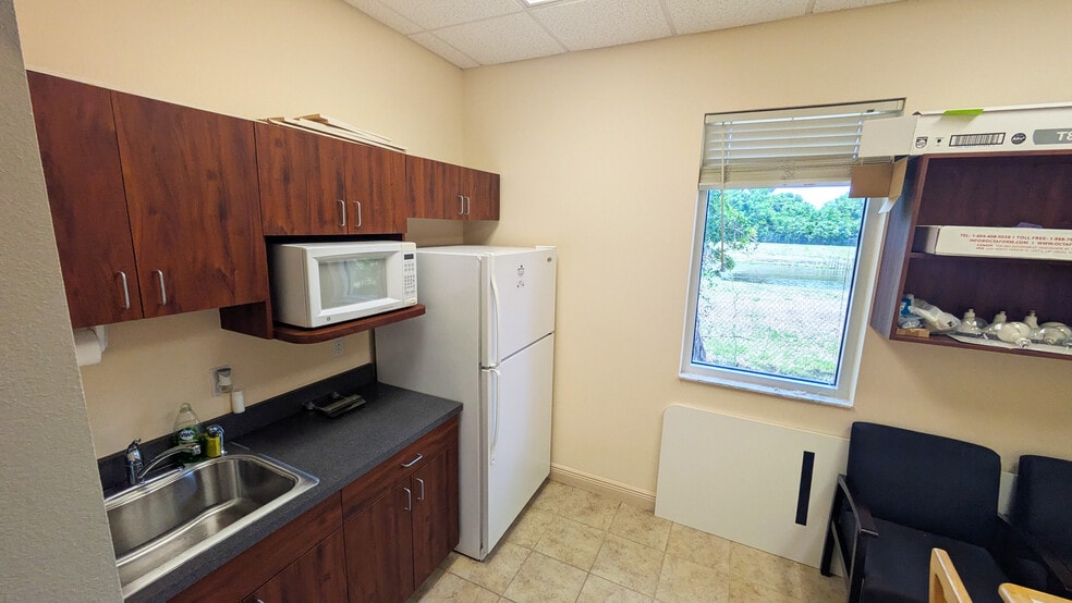 More Photos Of 5265 Office Park Blvd, Bradenton Medical For Lease