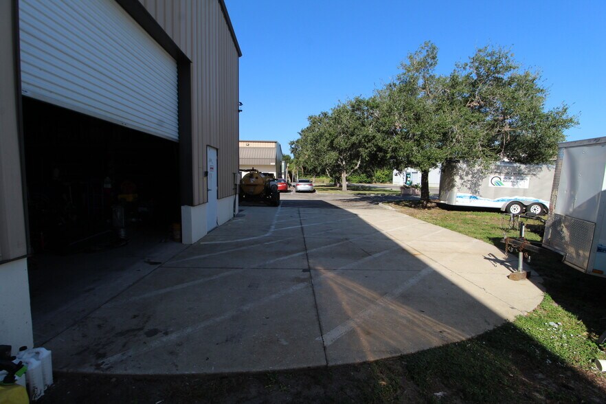 More Photos Of 3230 E 59th Dr, Bradenton Distribution For Lease