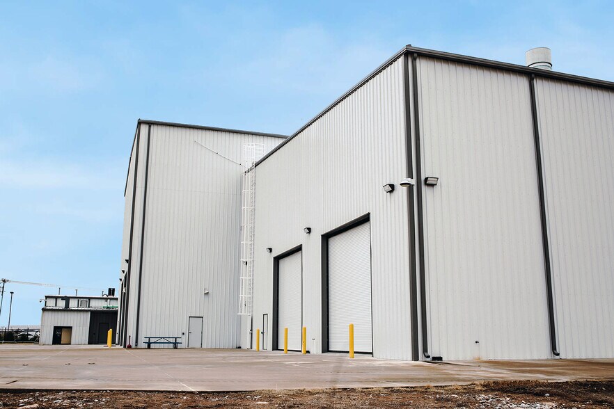More Photos Of 200 Industrial Blvd, Elgin Manufacturing For Sale