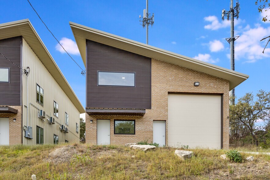 More Photos Of 3802 Houston St, Austin Showroom For Lease