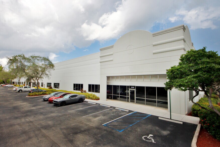 More Photos Of 3201-3249 SW 42nd St, Fort Lauderdale Warehouse For Lease