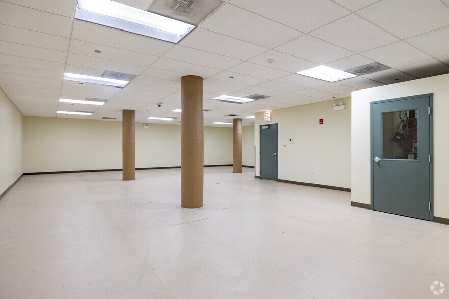 More Photos Of 1821 W Berteau Ave, Chicago Loft Creative Space For Sale