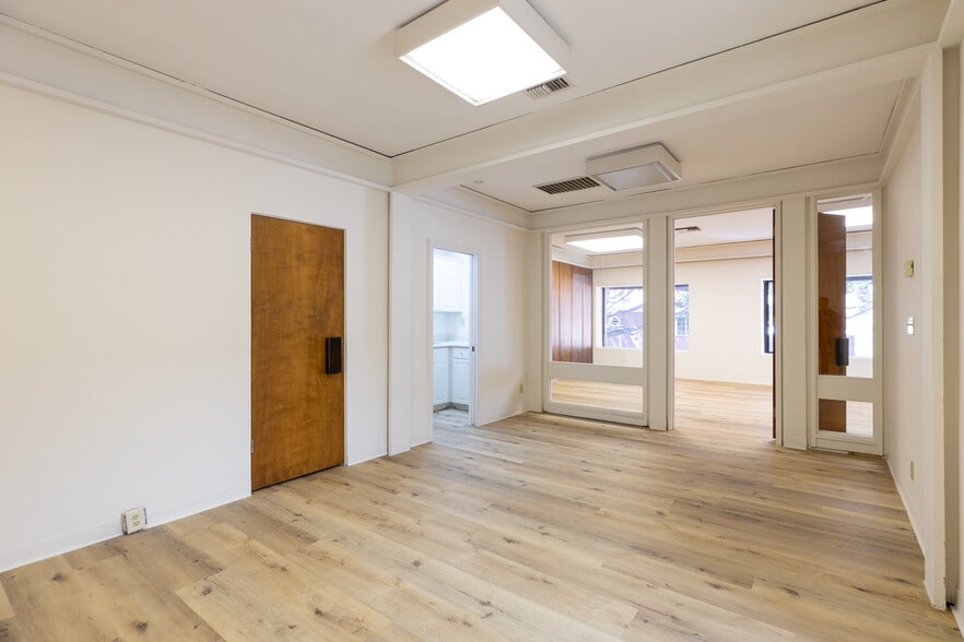 More Photos Of 924 E Green St, Pasadena Loft Creative Space For Lease