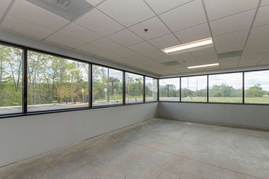 More Photos Of 450 Solomon Dr, Fredericksburg Office For Sale