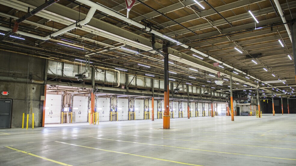 More Photos Of 927 N 19th Ave E, Newton Warehouse For Lease