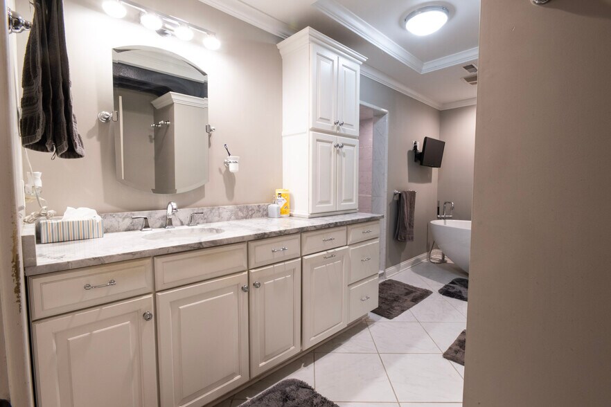 More Photos Of 2025-2033 Elm St, Cincinnati Warehouse For Sale