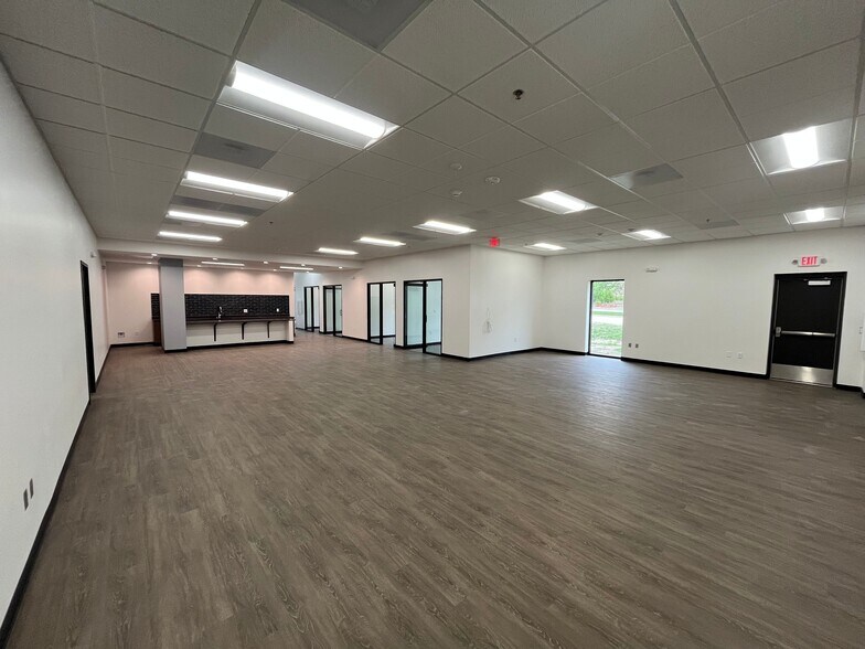 More Photos Of 1920-1938 Foxridge Dr, Kansas City Warehouse For Lease
