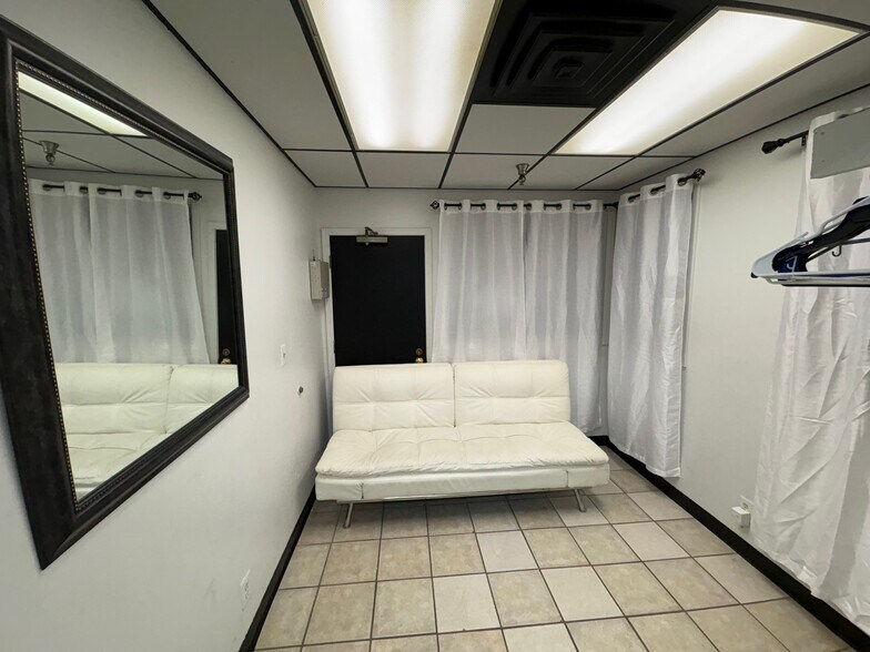 More Photos Of 11521 E Skelly Dr, Tulsa Restaurant For Sale