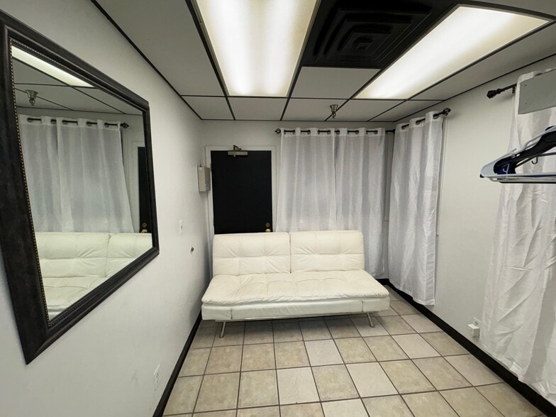 More Photos Of 11521 E Skelly Dr, Tulsa Restaurant For Lease