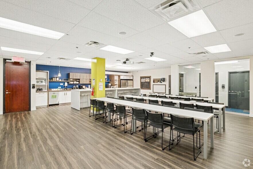 More Photos Of 100 Boul Alexis-Nihon, Montréal Office For Lease
