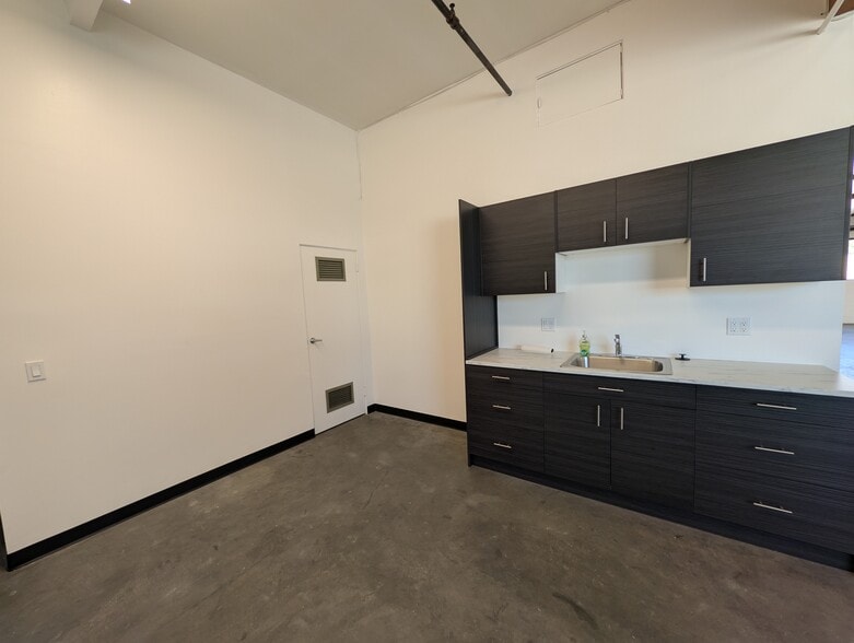 More Photos Of 1835 Dana St, Glendale Distribution For Lease