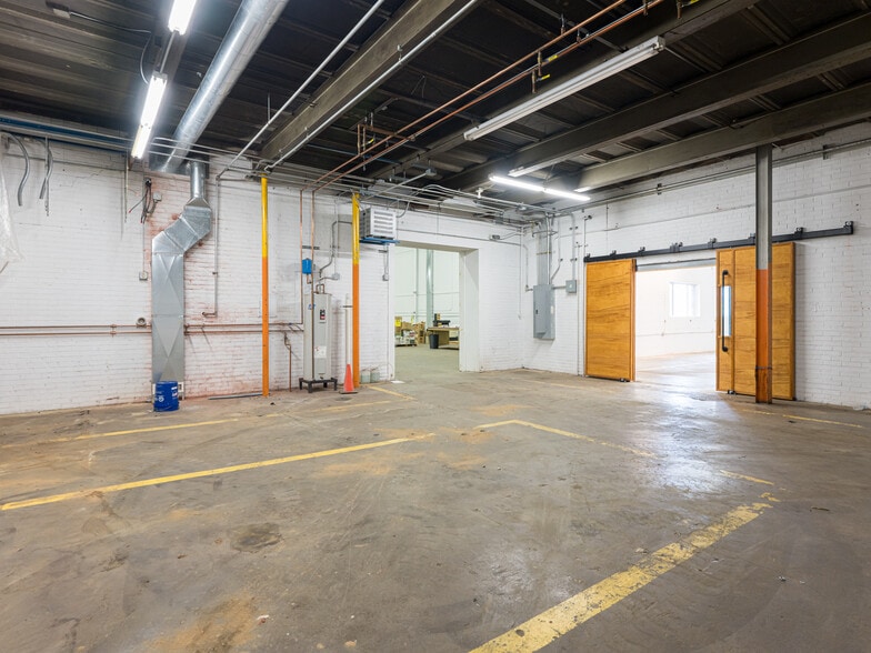 More Photos Of 701 Oriole Dr, Hendersonville Warehouse For Sale