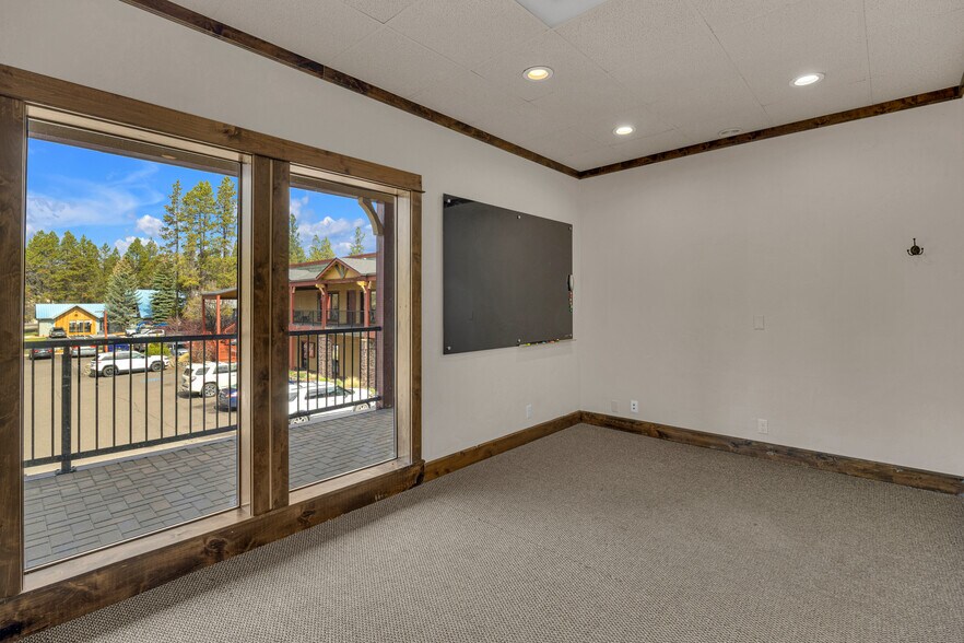 More Photos Of 56870 Venture Ln, Sunriver Storefront Retail Office For Lease