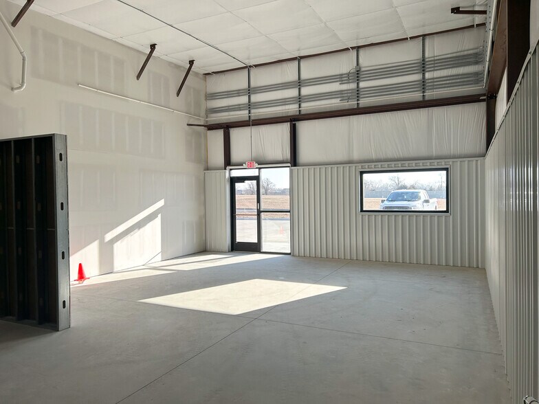 More Photos Of 3725-3729 N Ridgewood St, Wichita Light Distribution For Lease