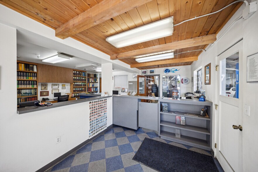 More Photos Of 25 Market St, San Rafael Service For Sale