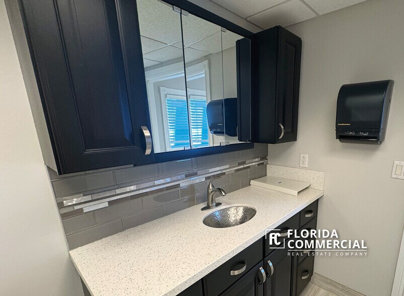 More Photos Of 1330 SE Federal Hwy, Stuart Office Residential For Lease