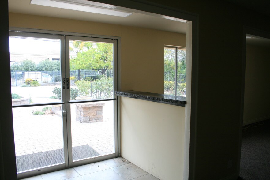 More Photos Of 28378 Roadside Dr, Agoura Hills Showroom For Lease