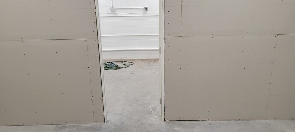 More Photos Of 21410 Hart St, Canoga Park Auto Repair For Lease