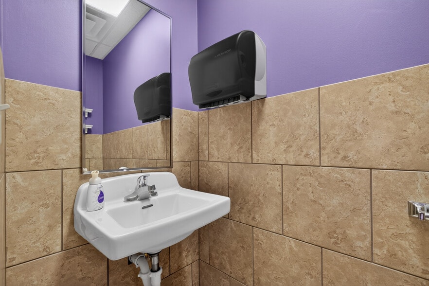 More Photos Of 133 N Glendale St, Wichita Office For Sale