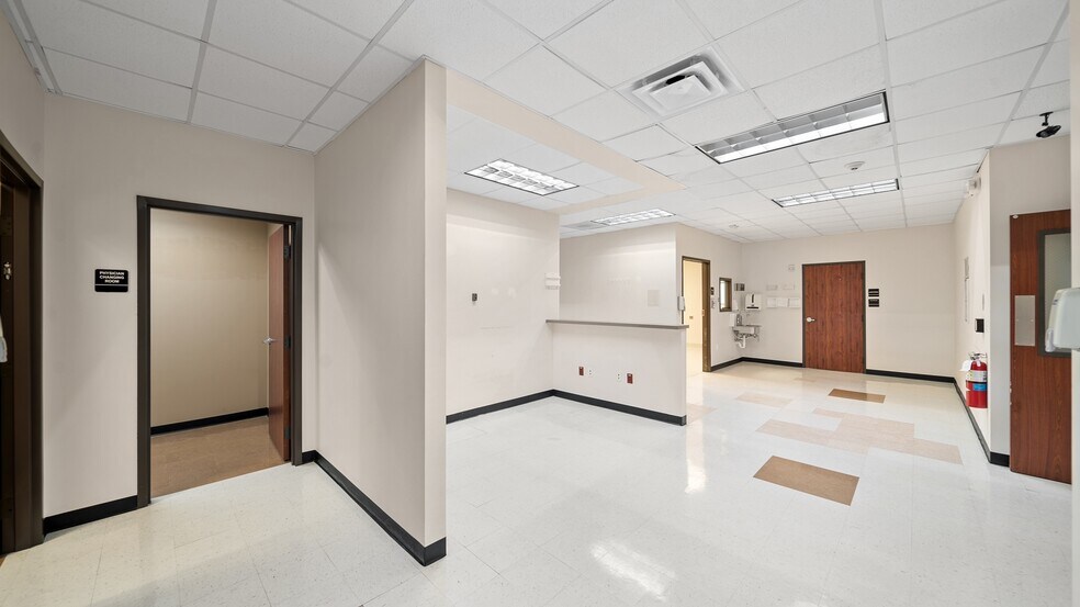 More Photos Of 910 N Highway 146, Baytown Medical For Lease
