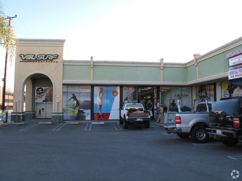 More Photos Of 22864-22898 Ventura Blvd, Woodland Hills Storefront For Lease