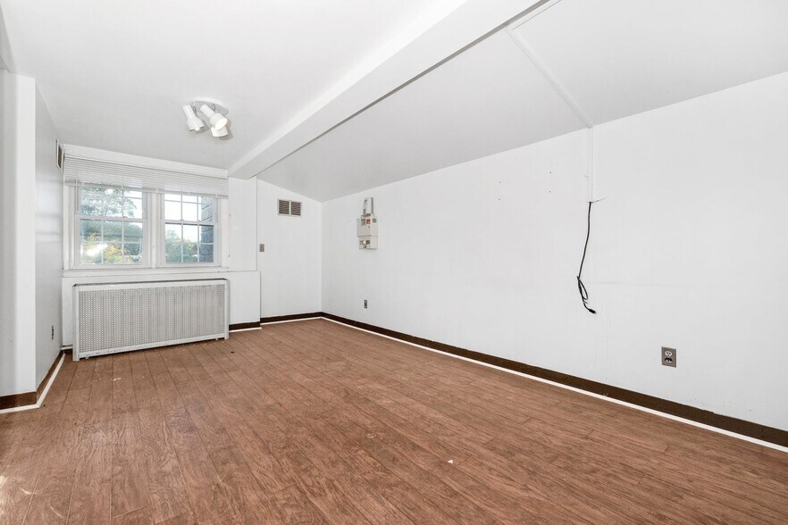 More Photos Of 1022 N Broadway, Yonkers Office For Lease