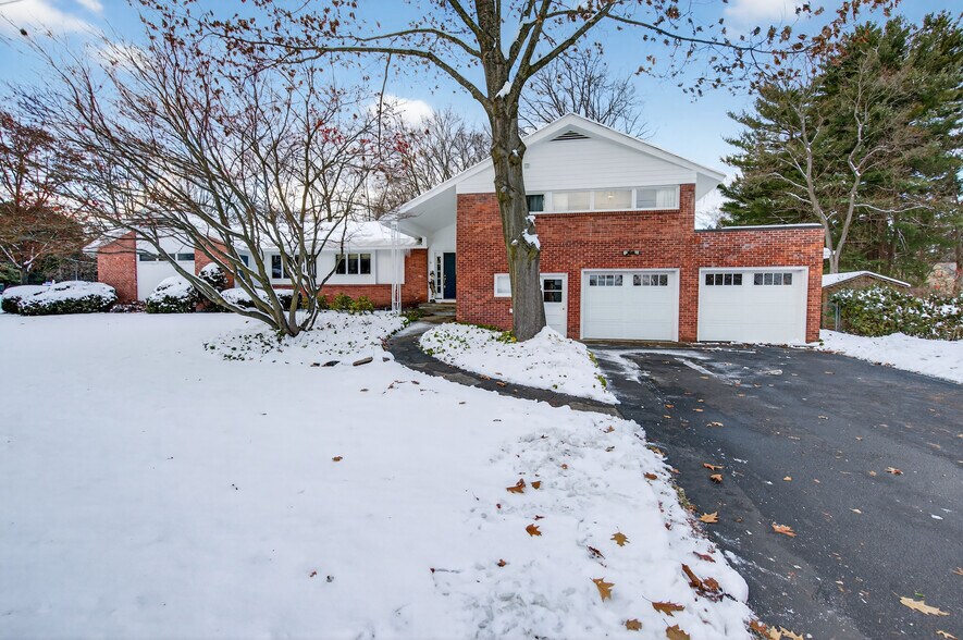 More Photos Of 6 Arbor Dr, Glens Falls Office For Sale