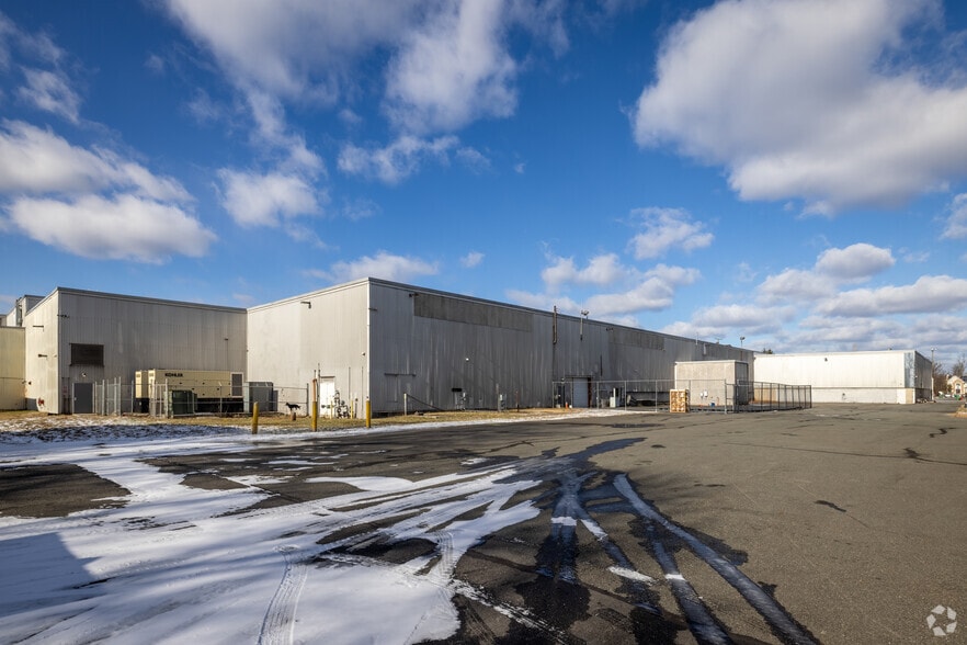 More Photos Of 114 Tived Ln E, Edison Distribution For Lease