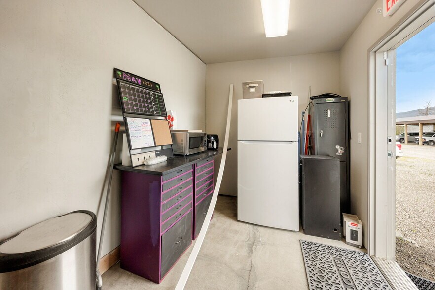 More Photos Of 3847 S Pacific Hwy, Medford General Retail For Sale