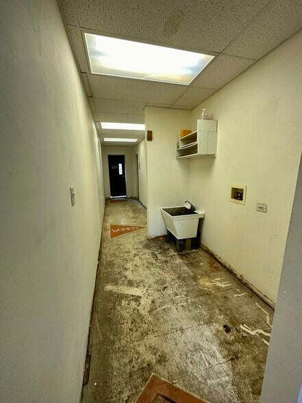 More Photos Of 780 S Beretania St, Honolulu Storefront For Lease