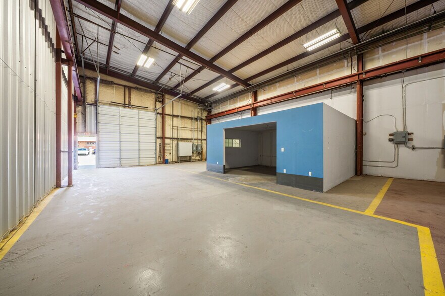 More Photos Of 2833 Roosevelt Ave, San Antonio Warehouse For Lease