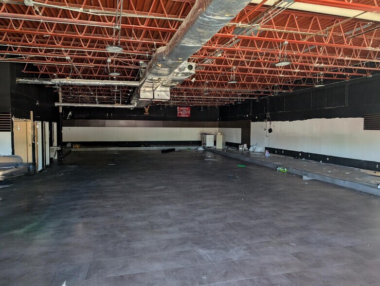 More Photos Of 432 S Burnett Rd, Springfield Unknown For Lease