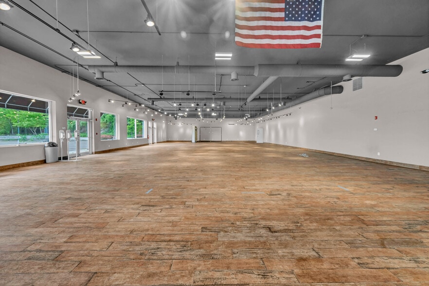 More Photos Of 20 Federal Rd, Brookfield Storefront For Lease