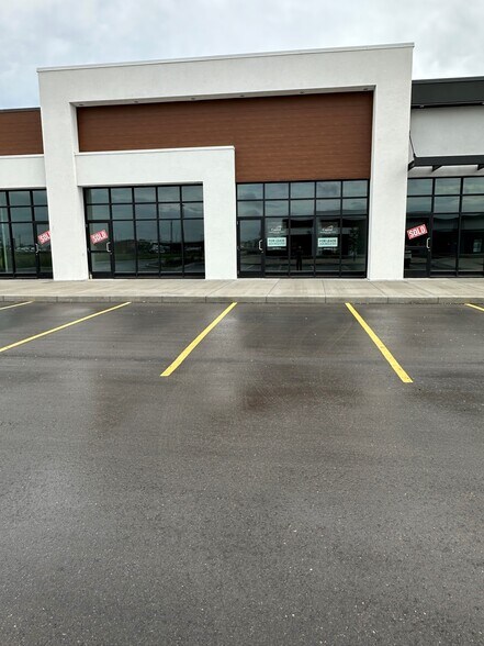 More Photos Of 205 Lucas Ave, Winnipeg Showroom For Lease