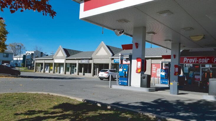 More Photos Of 18401 Rue Antoine-Faucon, Pierrefonds Service Station For Lease