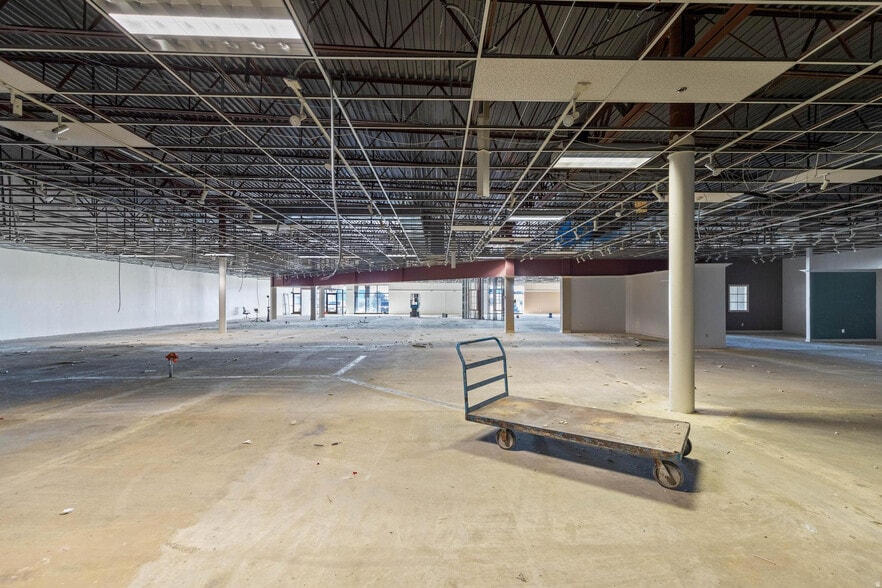 More Photos Of 1670 S Highway 165, Providence Storefront For Sale
