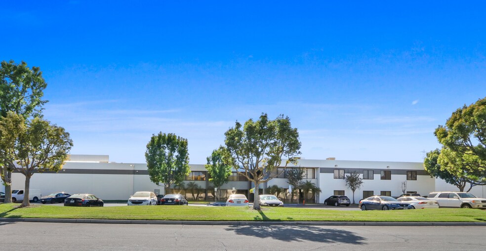 More Photos Of 1555-1565 S Sinclair St, Anaheim Light Manufacturing For Lease