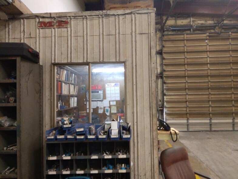More Photos Of 13424 Hempstead Hwy, Houston Warehouse For Sale