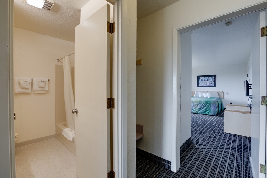 More Photos Of 101 NW 11th Ave, Rockaway Beach Hotel For Sale