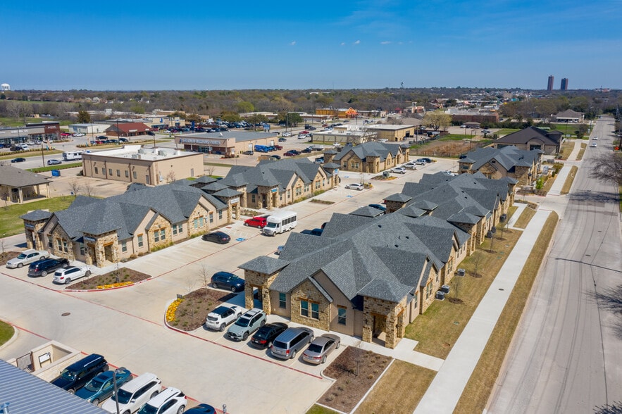 More Photos Of 2214 Emery St, Denton Medical For Lease