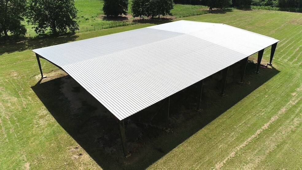 More Photos Of 804 W Mitchell St, Adel Distribution For Lease