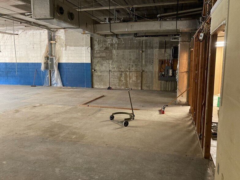 More Photos Of 9700-9710 S Humboldt Ave, Bloomington Warehouse For Lease