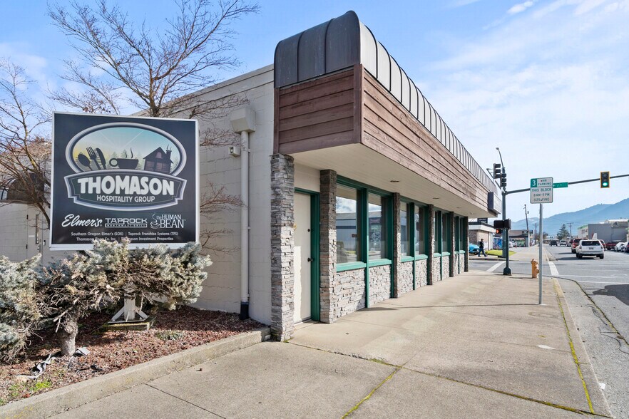 More Photos Of 206 NE 7th St, Grants Pass Office For Sale