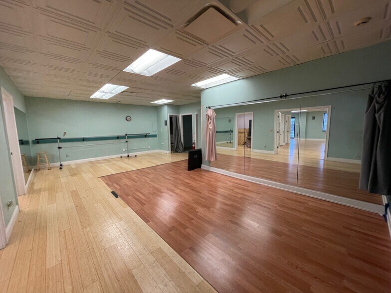 More Photos Of 1768 Litchfield Tpke, Woodbridge Office For Sale