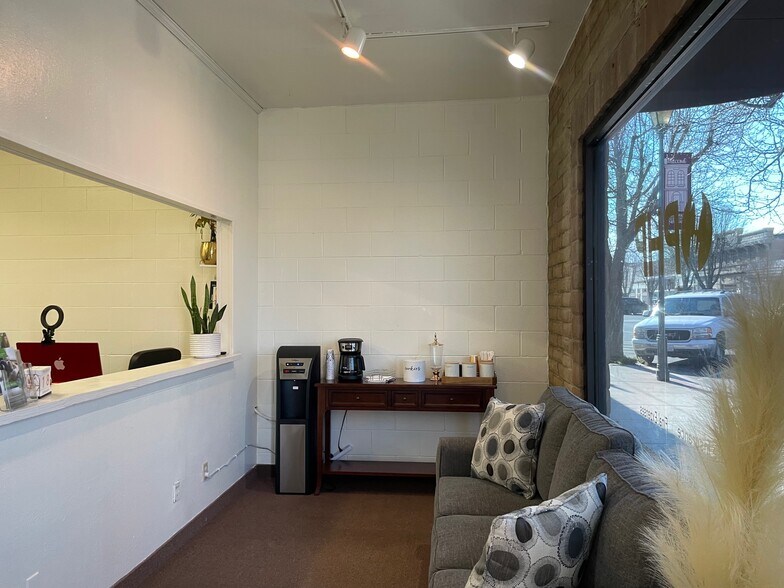 More Photos Of 990 Tulare St, Newman Office For Lease