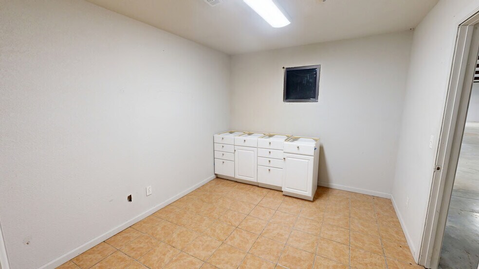 More Photos Of 1604 W Acorn Dr, Rogers Industrial For Lease