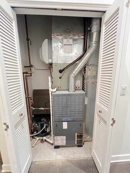 More Photos Of 1419 W Belmont Ave, Chicago Storefront Retail Residential For Sale