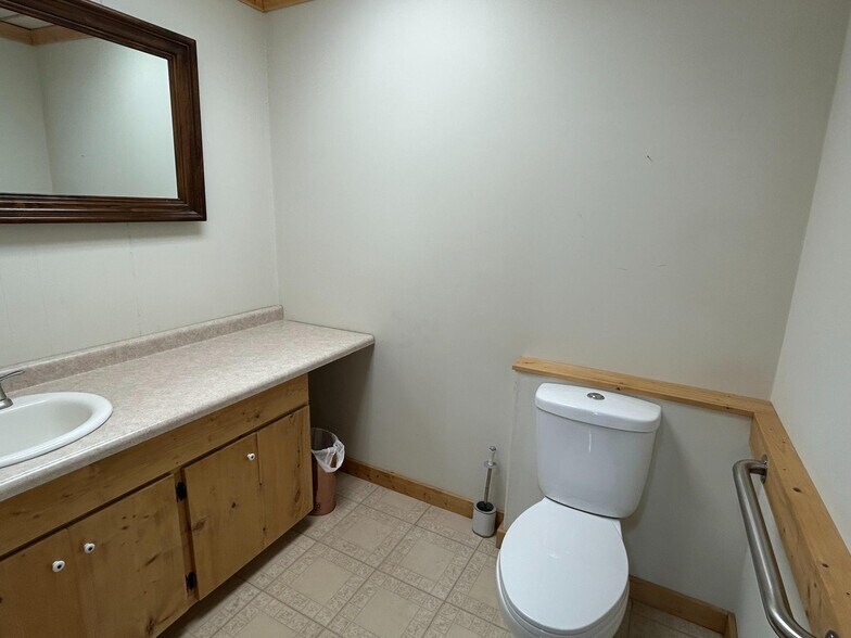 More Photos Of 212 N Main St, Ainsworth Loft Creative Space For Sale