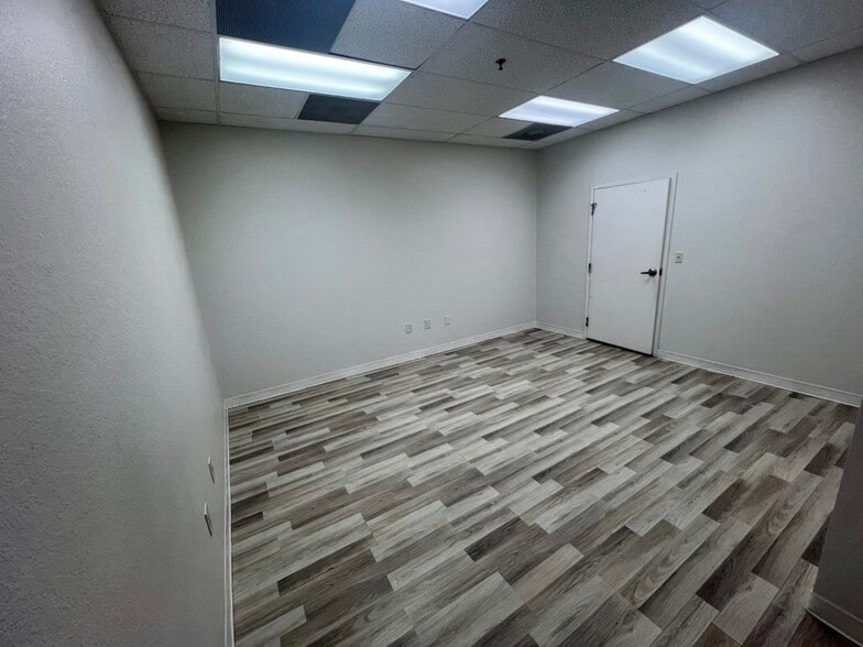 More Photos Of 6881 Kingspointe Pky, Orlando Flex For Sale