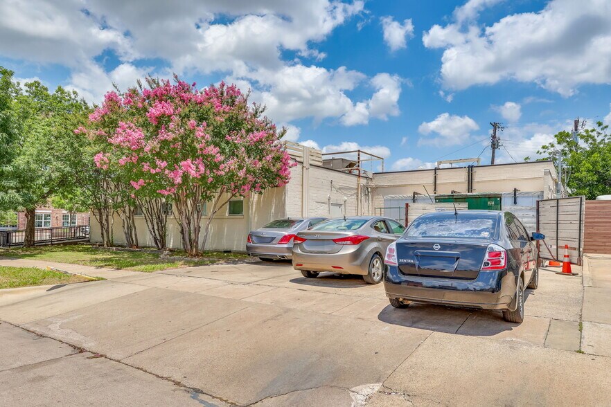 More Photos Of 1065 W Magnolia Ave, Fort Worth Office For Lease